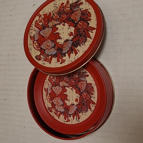 Set of 6 Metal Christmas Coasters in Metal Storage Tin - Picture 3 of 16